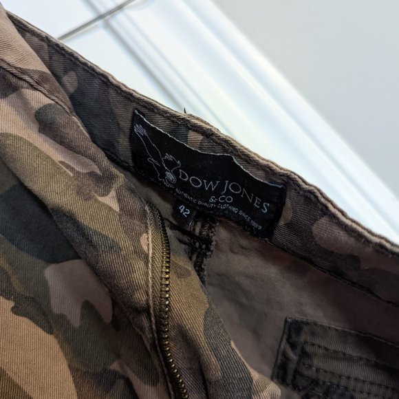 Dow Jones Camo Shorts - Picture 3 of 3